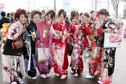 三条市の成人式、女性は振り袖一色