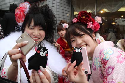 スマホにくまモンのストラップがうらやましい
