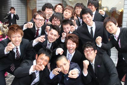  ちょっと自由になった感じの男性のスーツ
