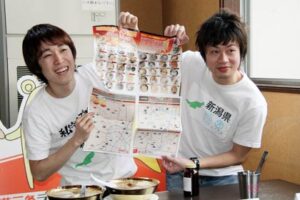 燕三条ラーメン王国お遍路マップPR大使としてラーメン店の食べ歩きを制覇して杭州飯店でフィナーレを飾った「バックスクリーン」の星野さん(左)と大谷さん