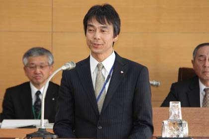 本会議であいさつする藤沢教育長