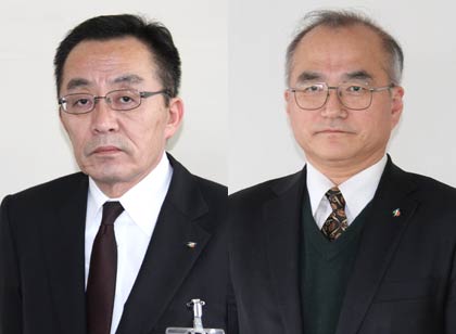 左が企画財政部長に昇格の五十嵐嘉一企画財政課長、右が教育次長に昇格の金子彰男総務課長