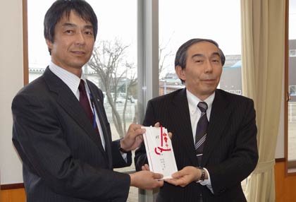 「しんくみピーターパン募金」から燕市の児童施設に一輪車やミニサッカーゴールなど計20万円相当の寄付の目録を手渡す協栄信用組合の池内理事長(右)と受け取る藤沢教育長
