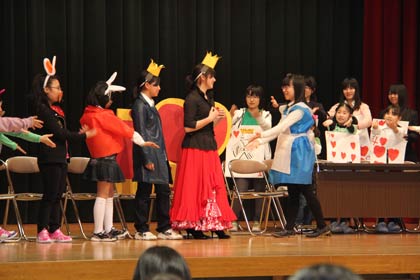 24日開かれた三条市の「みんなで楽しく英語劇」の発表会