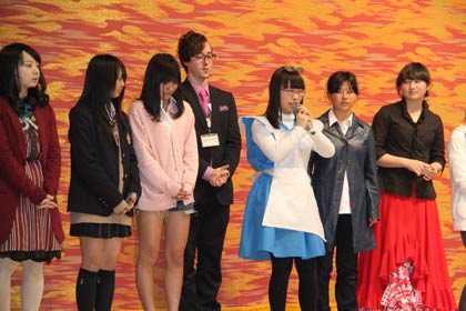 上演後に自己紹介する子どもたち