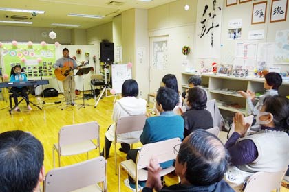 全盲の佐藤英里ちゃんが避難者の交流ルーム「ひばり」で2年ぶりにミニミニコンサート