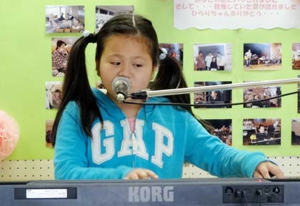 小学生とは思えない、のびと張りのある歌声を聞かせる佐藤英里ちゃん