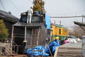 「かぼちゃ電車保存会」が電鉄の旧月潟駅で冬囲いはずし、かぼちゃ電車が冬眠から目覚める