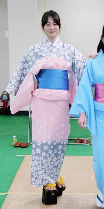 歩き方を繰り返し練習するおいらん役の4人