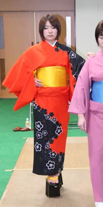 歩き方を繰り返し練習するおいらん役の4人