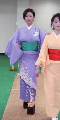歩き方を繰り返し練習するおいらん役の4人