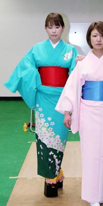  歩き方を繰り返し練習するおいらん役の4人
