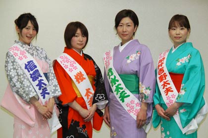 左から信濃太夫の渡辺礼さん、桜太夫の村山まみこさん、分水太夫の文珠川佐江子さん、染井吉野太夫の杣木あゆみさん