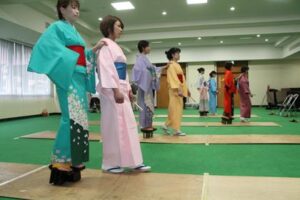 第71回分水おいらん道中に向けて23日行われた初めてのおいらんの歩き方の練習