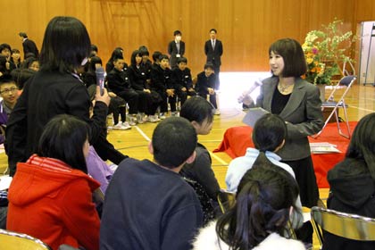 大島中学校で開かれた「海豪うるるさんの寺子屋授業@大島中学校」