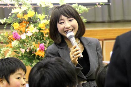 子どもたちと対話しながら授業を進める海豪さん