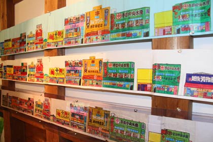 燕市・筒井貴希さんが記憶だけを頼りに描いた寺泊の魚の市場通り「魚のアメ横」