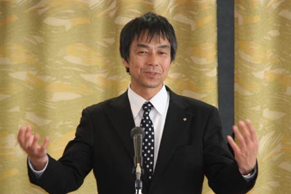  講演する藤沢教育長