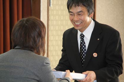 洋食器のディナーセットを受け取る藤沢教育長