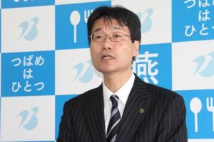 定例記者会見を行う鈴木燕市長