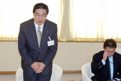 国定市長に感謝の言葉を述べる岩手県環境生活部の工藤部長と千葉主任主査