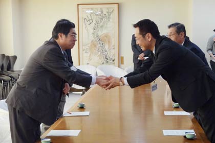 ￥国定市長はこれからの被災地支援も約束して岩手県環境生活部の工藤部長と握手