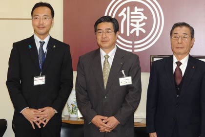 左から国定壇上市長、岩手県環境生活部の工藤部長、熊倉三条市議会議長