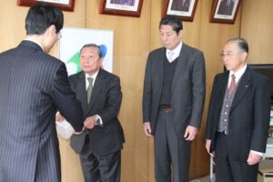 左から鈴木市長、山崎燕商工会議所会頭、美内吉田商工会会長、田中分水商工会会長