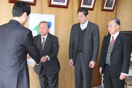  左から鈴木市長、山崎燕商工会議所会頭、美内吉田商工会会長、田中分水商工会会長