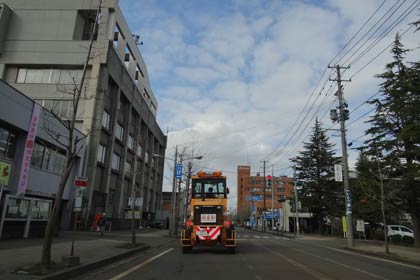 この冬の除雪作業を終わりタイヤチェーンをはずして休む間もなく道路の砂利ならしなどの作業に出動するグレーダー