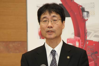 あいさつする新潟県燕市物産見本市協会会長の鈴木燕市長