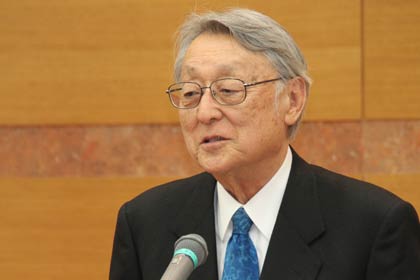  講評を述べる長岡造形大学の豊口理事長