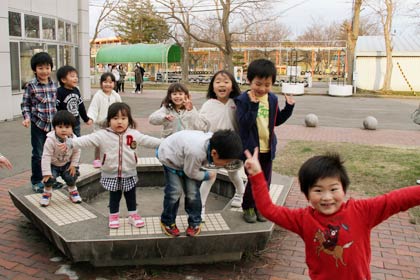  燕市交通公園で遊んだ帰りに燕市児童研修館「こどもの森」の前で遊ぶ子どもたち