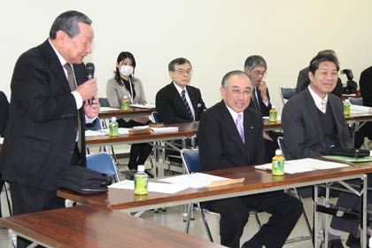 前列左から会長に就いた山崎商議所会頭、田中分水商工会長、美内吉田商工会長