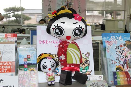 燕市役所吉田庁舎商工振興課で左は昨年製作のぬいぐみ、右は手作りのぬいぐるみ