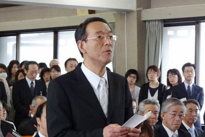 退職者代表であいさつする三条市消防本部の市川忠司消防長