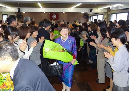 職員の拍手に送られる退職者