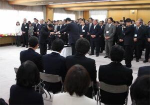 29日、燕市で行われた平成24年度職員退任式