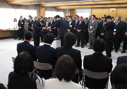 29日、燕市で行われた平成24年度職員退任式