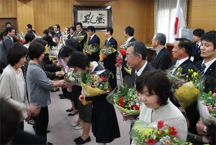 退職者に花束贈呈