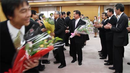 花道を退場する退職者