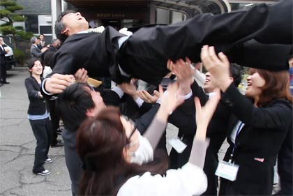 胴上げされる藤沢教育長