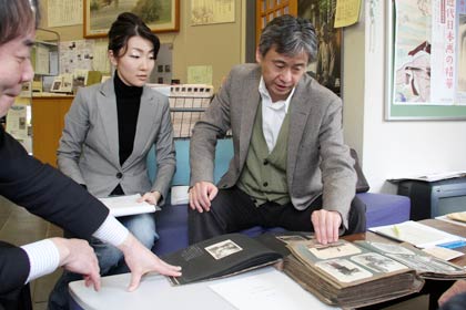 長善館史料館でさまざまな史料に目を通す筑波大学の中野目教授