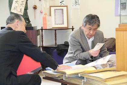  長善館でファイリングした史料を確認する