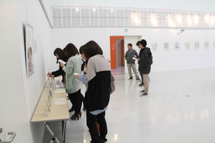 31日まで三条東公民館で開かれている渡辺花子さんの個展「hanacoten vol.3」