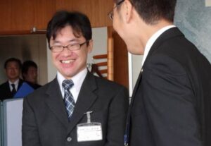 市長室へ相馬市への派遣の報告に訪れた笹倉さん