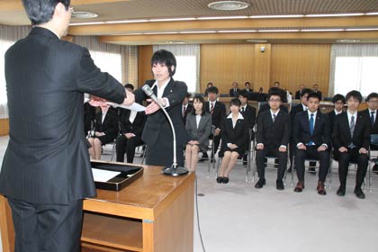 新採用職員一人ひとりに鈴木市長から辞令を交付