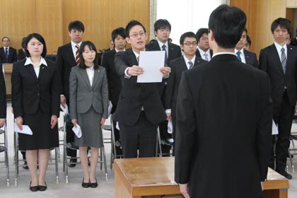 服務宣誓書を読み上げる渡辺さん