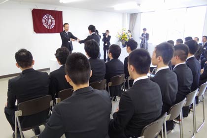 1日、三条市役所で行われた新規採用職員辞令交付式