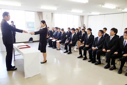 1日、三条市役所で行われた新規採用職員辞令交付式